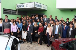Advogados são desagravados em frente à Central de Flagrantes (Foto: divulgação)