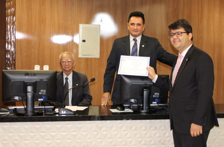 Presidenteda OAB/PI, Chicos Lucas sendo homenageado