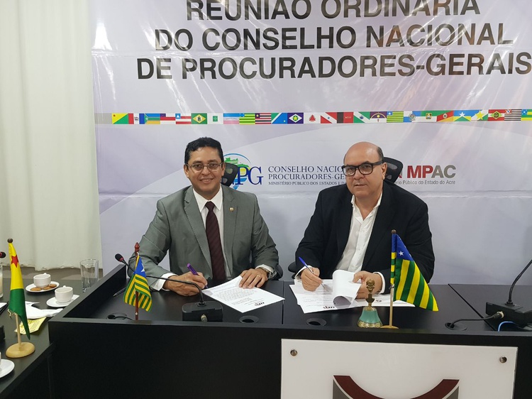 Procuradores-Gerais do MPPI e do MPGO assinam termo de cooperação técnica