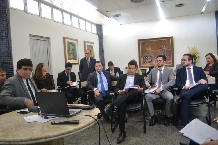 Secretário Rafael Fonteles apresenta dados da situação fiscal do Estado em reunião no TCE-PI