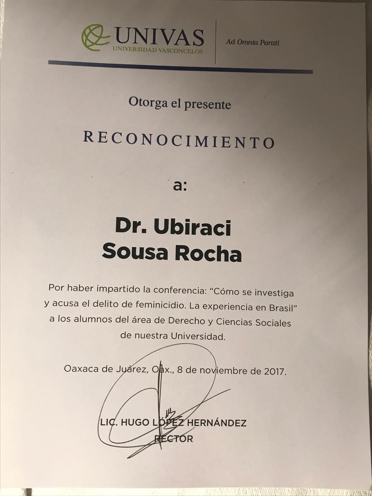 Diploma ao Promotor Ubiraci Rocha no México