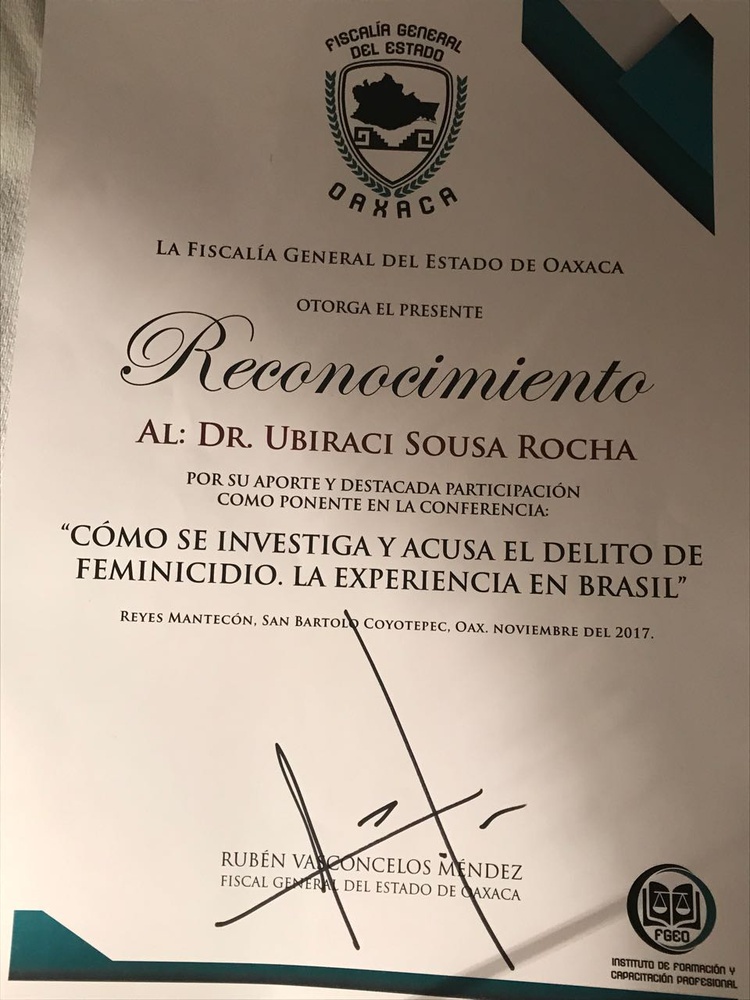 Diploma ao Promotor Ubiraci Rocha no México