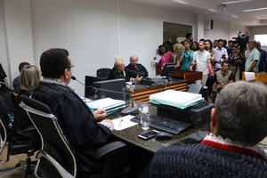 Familiares e imprensa lotaram as dependências da câmara criminal (Foto: Pauta Judicial/Telsirio Alencar)