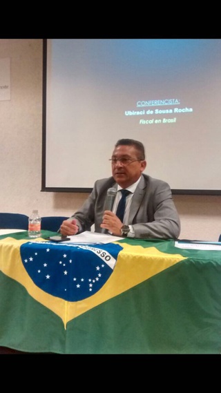 Promotor de justiça Ubiraci Rocha em palestra no México