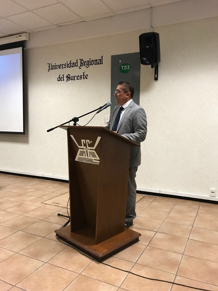 Promotor Ubiraci Rocha em palestra no México