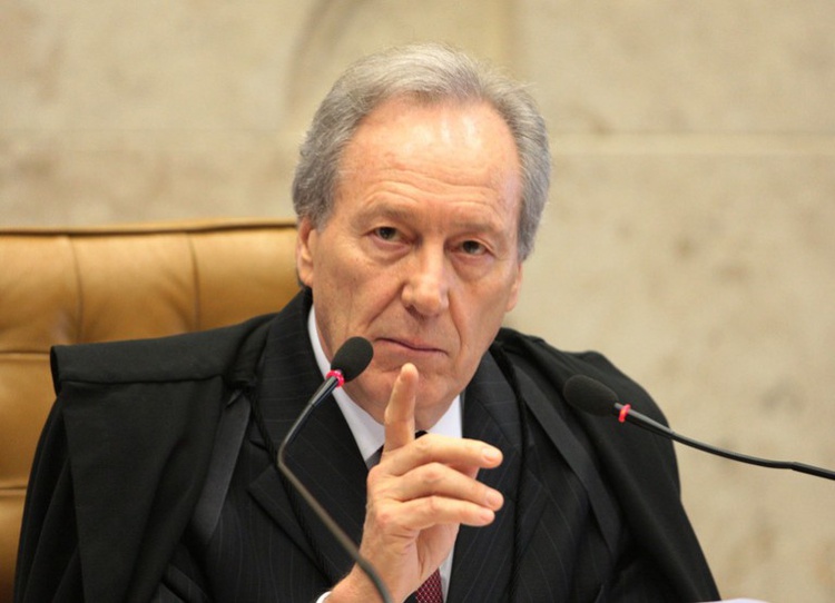 Só Judiciário pode oferecer perdão judicial e discutir regime de cumprimento de pena, diz ministro Ricardo Lewandowski, do STF.