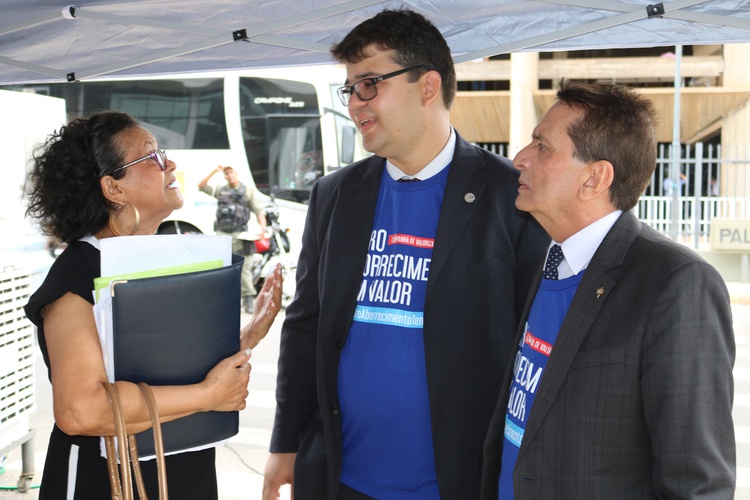 Advogados protestam contra decisões 