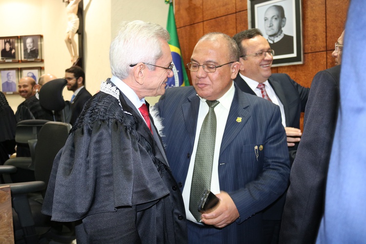 Delegado Bareta cumprimentando o novo presidente do TRE/PI