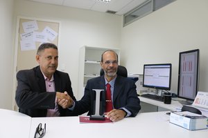 Juiz José Vidal de Freitas Filho recebendo os parabéns do Pauta Judicial através do Jornalista Telsirio Alencar (Foto: TELSÍRIO ALENCAR/PAUTAJUDICIAL)