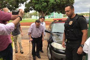 O deputado Paulo Maluf (PP-SP), ao chegar ao IML de Brasília para exames médicos (Foto: Alessandra Modzeleski/G1))
