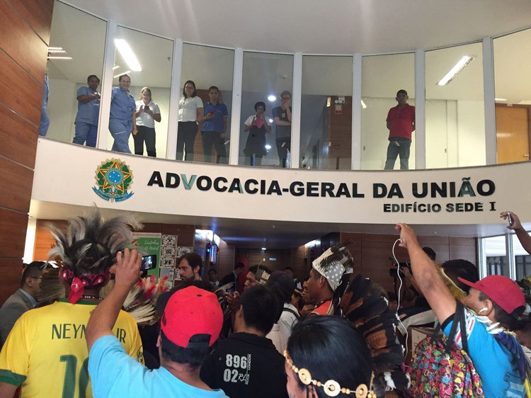 Os cerca de 90 indígenas protestam contra a Advogada-Geral da União (AGU), Grace Mendonça, responsável pela elaboração do Parecer 001/2017.