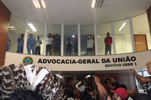 Os cerca de 90 indígenas protestam contra a Advogada-Geral da União (AGU), Grace Mendonça, responsável pela elaboração do Parecer 001/2017. (Foto: Divulgação)
