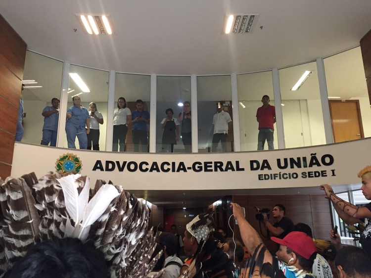 Os cerca de 90 indígenas protestam contra a Advogada-Geral da União (AGU), Grace Mendonça, responsável pela elaboração do Parecer 001/2017.