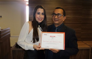 Dr. Francisco de Jesus Lima entrega certificado de homenagem