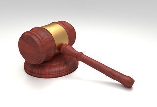 No entendimento do magistrado rondoniense, a utilização de símbolos do Judiciário é crime.