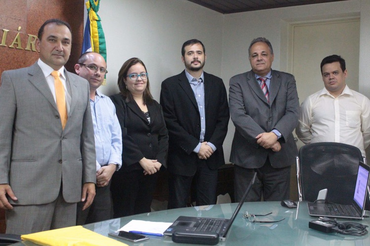 Presidente do TJPI Des. Erivan Lopes, Juiz Titular da Central de Inquéritos Dr. Luiz Moura e Técnicos do TJ.