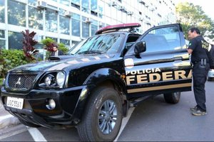 Brasília - Policiais federais deixam o prédio do Ministério da Agricultura em Brasília (Fabio Rodrigues-Pozzebom/Agência Brasil) (Rodrigues-Pozzebom/Agência Brasil) (Foto: reprodução)