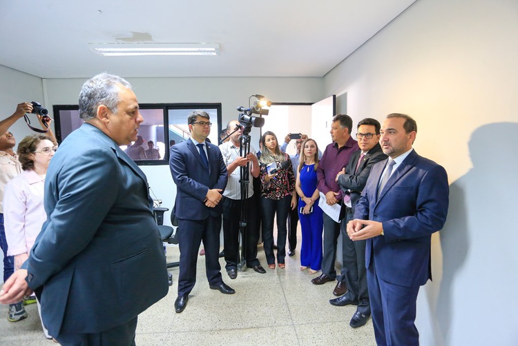 Dr. Luiz Moura da Central de Inquérito e  autoridades visitando as claudicâncias de custódia.