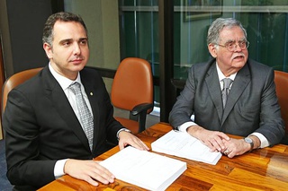 Os advogados Gustavo Guedes e Antônio Mariz, que defendem o presidente Michel Temer (Wilson Dias/Agência Brasil)