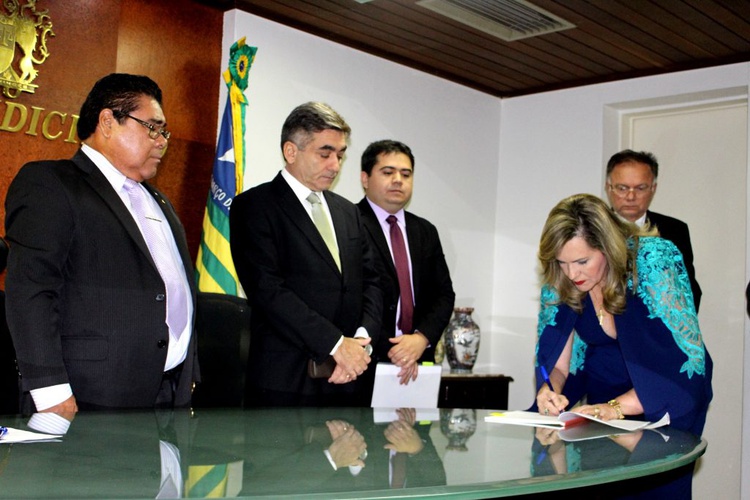 Vice Presidente do TJ/PI, Desembargador James dá posse à Dra. Lígia  Sampaio.