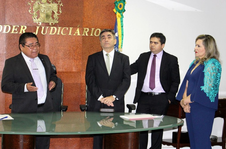 Vice Presidente do TJ/PI, Desembargador James dá posse à Dra. Lígia  Sampaio.