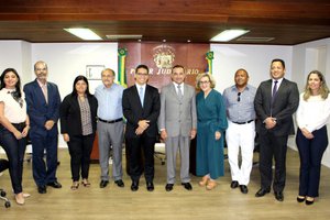 A secretária Socorro França, Presidente do TJ/PI Erivan Lopes e autoridades jurídicas. (Foto: reprodução/tj/pi)