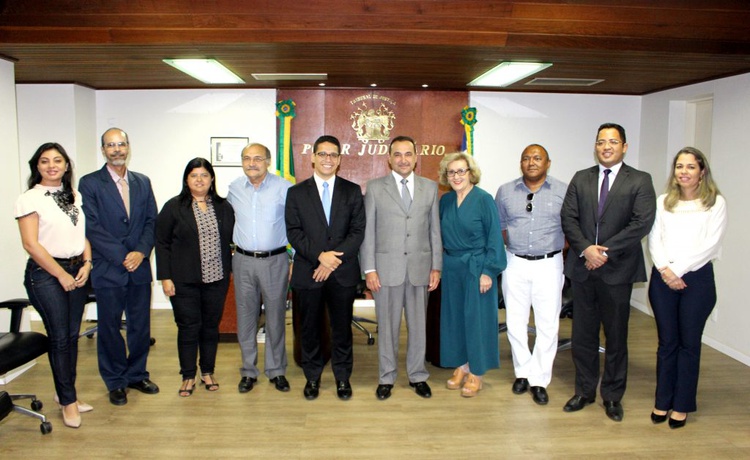 A secretária Socorro França, Presidente do TJ/PI Erivan Lopes e autoridades jurídicas.