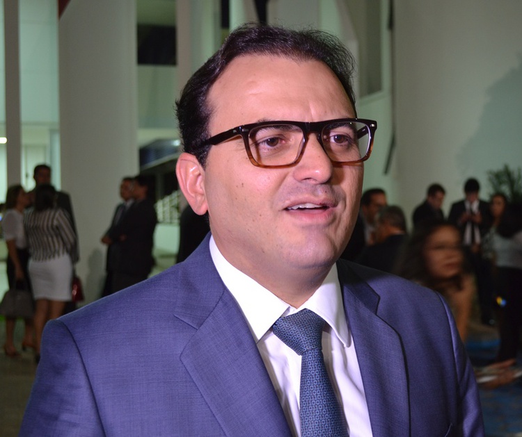 Advogado  Marcus Vinicius furtado Coelho.