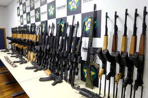Armas e munições foram apreendidas no Aeroporto Internacional do Galeão. (Foto: Carlos Magno (fotospublicas.com))