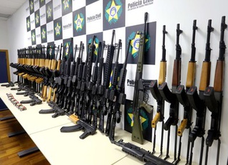 Armas e munições foram apreendidas no Aeroporto Internacional do Galeão.