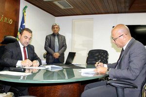 Desembargador Erivan Lopes Presidente do TJPI e o Secretário Franzé Silva. (Foto: Daniel Silva Ascom TJPI)