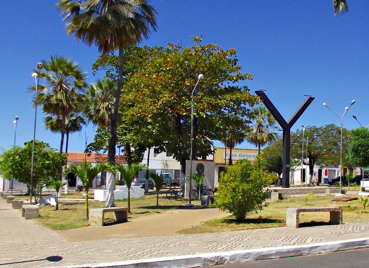 Imagens da praça de Canto do Buriti sul do Piauí.