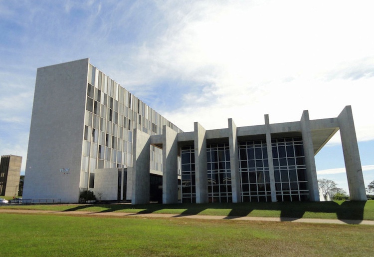 Justiça do DF nega pedido para obrigar o TC-DF a barrar o pagamento.