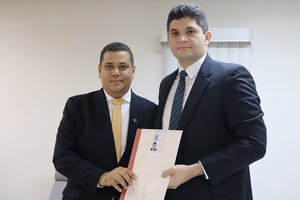 O diretor tesoureiro da OAB-PI, Lucimar Santos Filho, e o Procurador-Geral Adjunto da PGE-PI, Kildere Ronne de Carvalho e Souza conduziram as solenidades. (Foto: reprodução/ascom)
