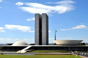 Parlamentares estudam aumentar fundo partidário e utilizar recursos para eleições de 2018. (Foto: Reprodução)