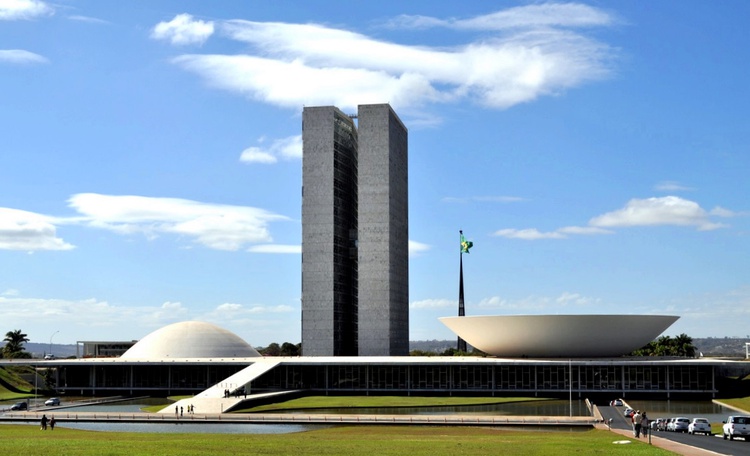 Parlamentares estudam aumentar fundo partidário e utilizar recursos para eleições de 2018.