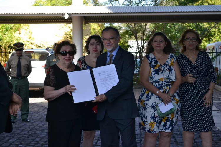 Presidente do TCE-PI, Olavo Rebelo, entrega aos familiares placa que homenageia o ex-conselheiro Walmor Carvalho.
