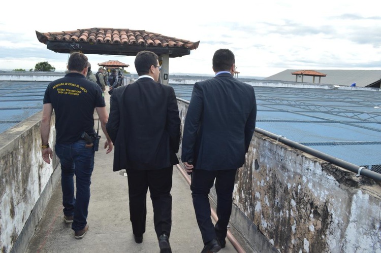 Secretário de Justiça Daniel Oliveira acompanhando a vistoria