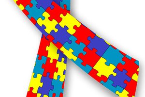 Símbolo é constituído de fita com peças coloridas de quebra-cabeças, que representam a complexidade do autismo. (Foto: Reprodução)