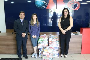 A entrega dos alimentos também contou com a presença do presidente da Comissão de Defesa dos Direitos do Consumidor, Michel Saldanha. (Foto: ascom oab)