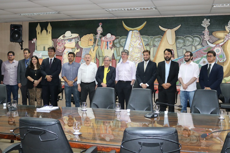 Mundo jurídico presente na assinatura do protocolo do mestrado de direito