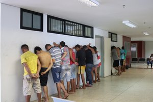Presos à espera das audiências  de custódia (Foto: Pauta Judicial/Telsirio Alencar)