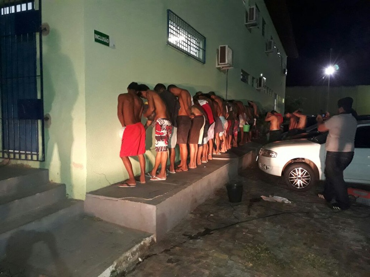 Presos sendo transferidos de Campo Maior para Altos