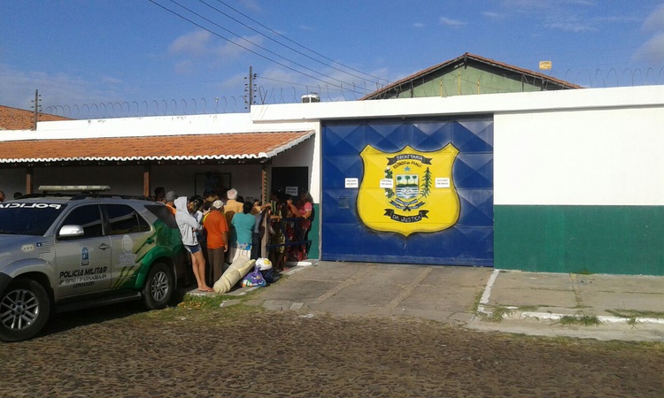 Visitante na entrada da penitenciária mista de Parnaíba