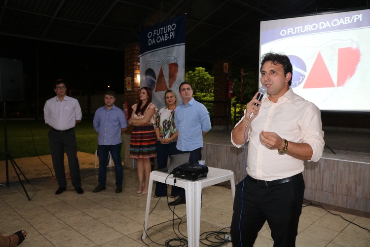 Advogado Edson Sá discursa no encontro da oposição