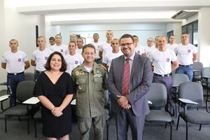 Advogados Marcelo Mascarenhas e Angélica da CDH da Ordem, Cel Rogério Almeida e alunos de formação da PM/PI (Foto: TELSÍRIO ALENCAR/PAUTAJUDICIAL)