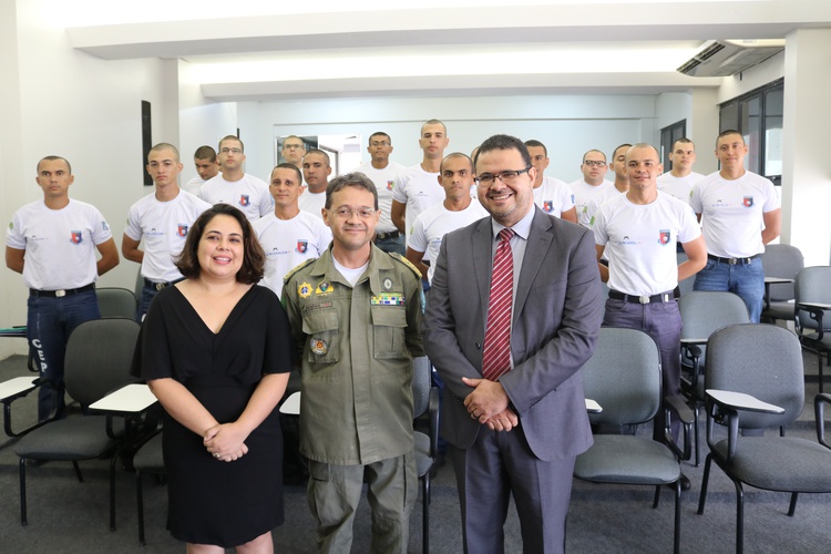 Advogados Marcelo Mascarenhas e Angélica da CDH da Ordem, Cel Rogério Almeida e alunos de formação da PM/PI