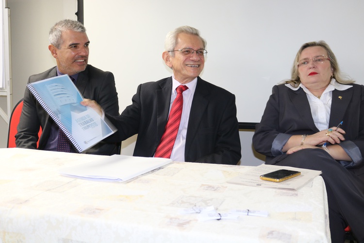 O presidente do TRE/PI, Paes Landim apresentando sua agenda de trabalho para 2018