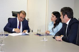 O presidente Erivan Lopes assinando o contrato do inicio da obra do novo TJ (Foto: Ascom/TJ/PI)