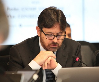 Para Fábio Stica, possuidor esbulhado só pode agir com suas próprias forças, escalando ajuda de amigos ou serviçais.